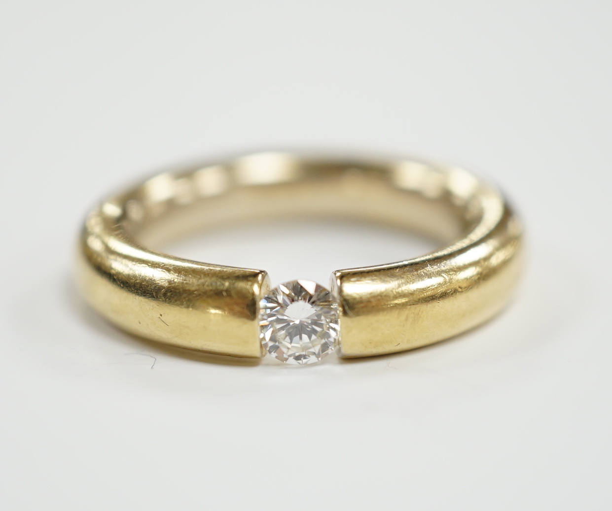 A modern 750 yellow metal and solitaire diamond set ring, size M, gross weight 6.1 grams, the stone measuring 4.1mm in diameter.